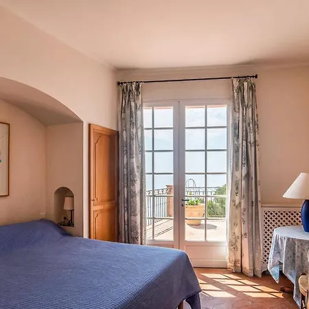 Villa La Malpagne, 400m2 Les Pieds Dans L'eau